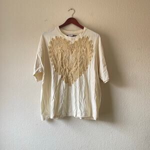 Vintage 80s ivory t shirt with crochet heart embellishment on the front size xl‎